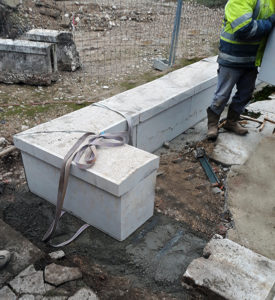 Construction de muret en pierre massif avec couvertine