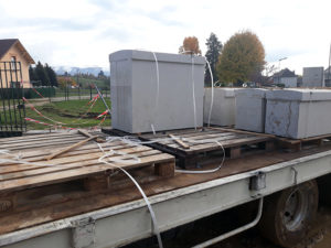 Travaux de maçonnerie muret en pierre massif avec couvertine