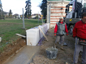 Pose de muret en pierre massif avec couvertine