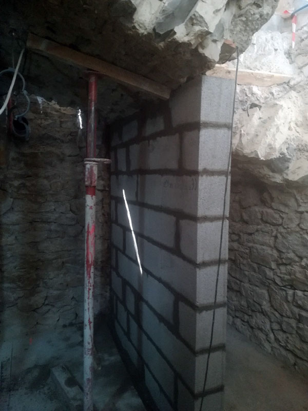 Mur de soutien  pour plafond  en voute dans une cave 