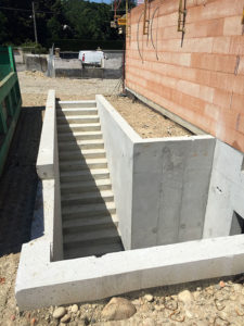 Construction d'un mur de soutèment et de l'escalier d'accès au sous-sol